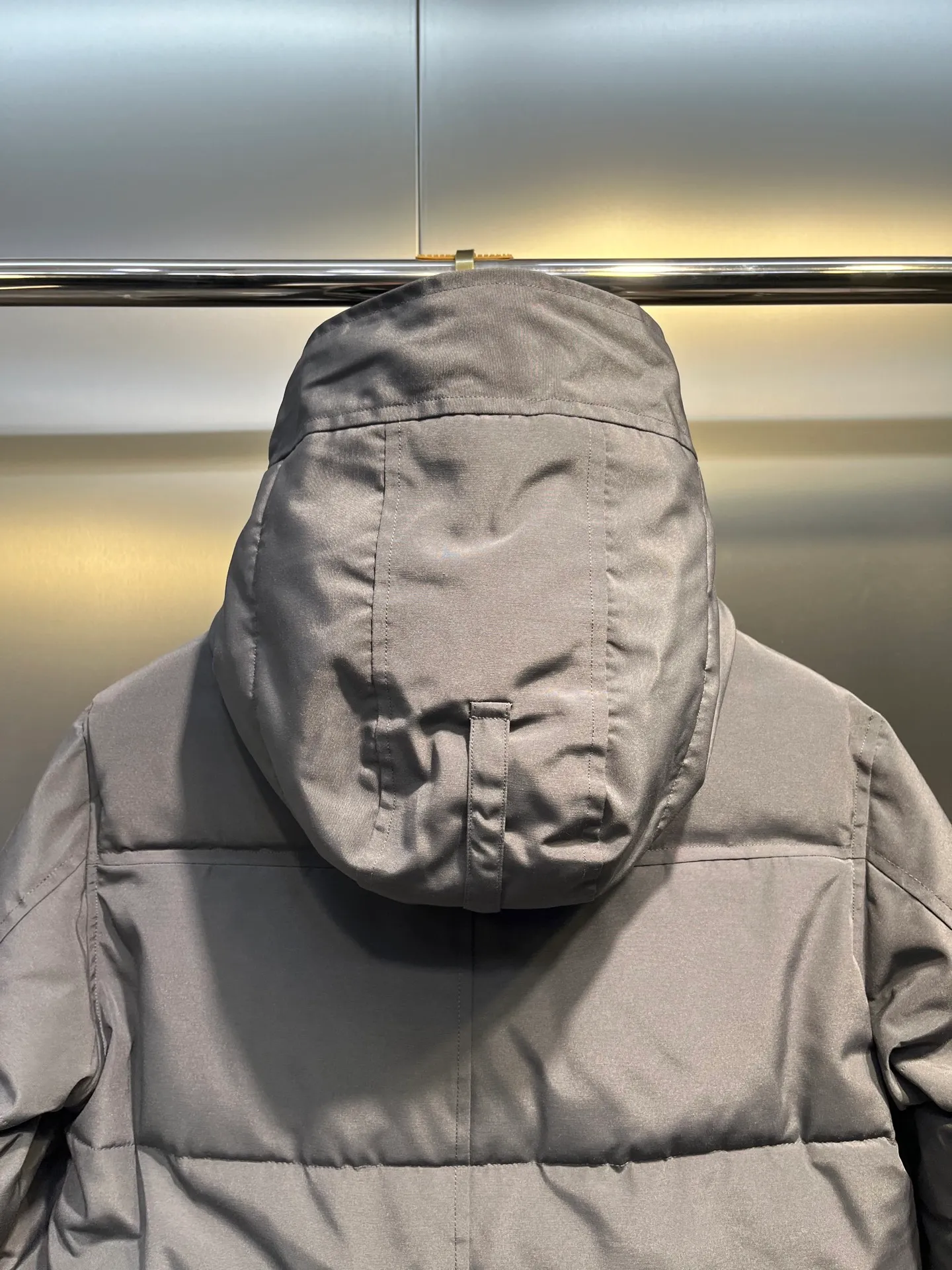 P700 Goose 🌟17 styles of chest patch, same style for men and women, cold-resistant down jackets! The fur collar is detachable. The natural Siberian coyote fur collar has a delicate yet strong feel, which comes from the sense of life that comes from the erosion of wind and frost in nature. The market usually uses raccoon fur or fake fur instead, which is not even the slightest bit better! The collar part has cold-proof flannel, which is close to the head and neck, comfortable and warm! The fabric is made of high-density nano-level waterproof fabric, which is windproof and wear-resistant and has a certain thickness! The zipper is the official YKK brand! The waist has an elastic waistline design that can be adjusted according to yourself! There is also an anti-wind Velcro inside! Seamless threaded cuffs to avoid stiffening! In order to prevent cold wind from pouring in, a double closure design is adopted. On the premise of the traditional zipper fly, six Velcro fasteners are used for secondary closure, which brings better warmth retention effect. It retains the classic hooded design and uses super large luxurious wolf fur to protect against wind and cold. No matter how low the temperature is this winter, one piece is enough. I’ll give you the wind and temperature. Size: s-xxl